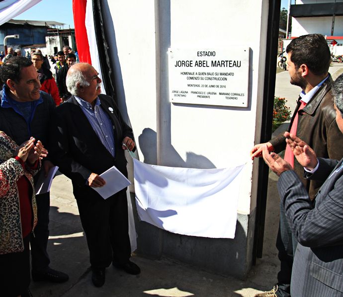 El Dr. Julio Marteu, hijo del recordado Jorge Abel Marteu, descubre la placa en homenaje a su padre
