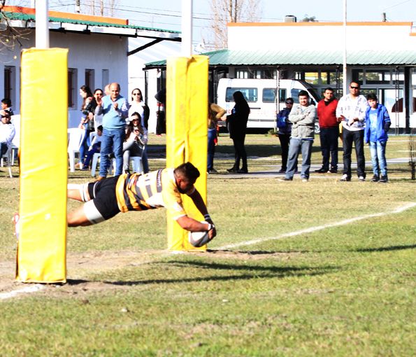 "Bombón" Aguilar se tira una palomita en el ingoal de San Isidro Rugby
