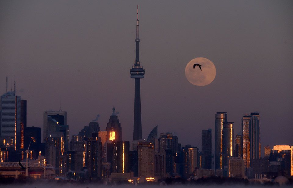 La luna en Toronto, Ontario, (Dan Hamilton-USA TODAY Sports)