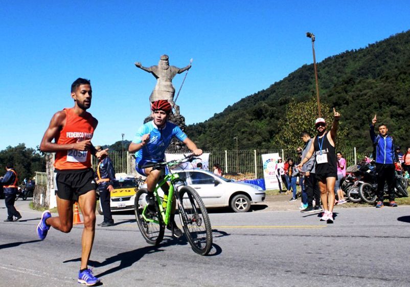 Arón Quiroga, el ganador de la Trepada al Indio 2019,  cruzando la meta. Foto de Archivo.