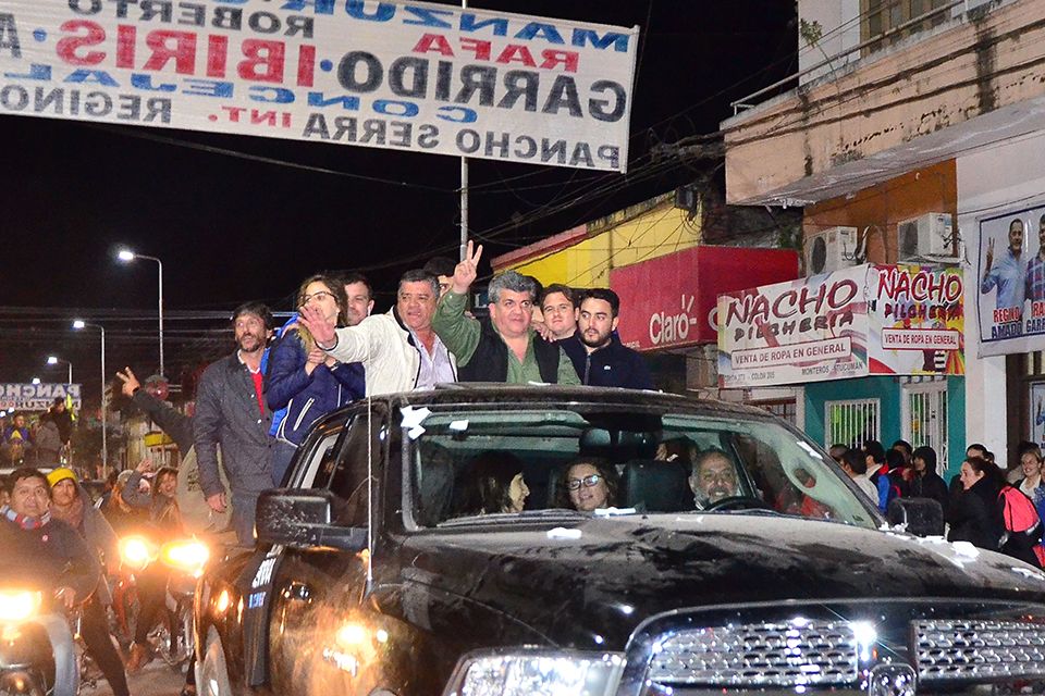 Francisco Serra en caravana con su equipo de trabajo y vecinos por las calles de Monteros
