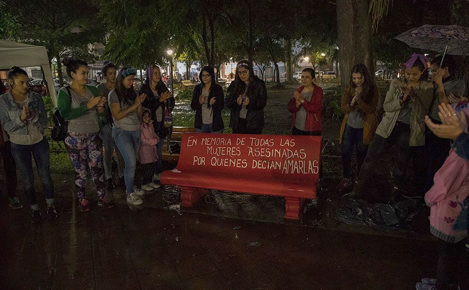 Banco Rojo en plaza principal de Monteros: en homenaje a las mujeres que fueron asesinadas por sus parejas. 