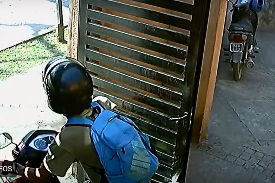 Captura de pantalla video de La Gaceta. Momento en que el ladrón se coloca el casco y se lleva la moto.