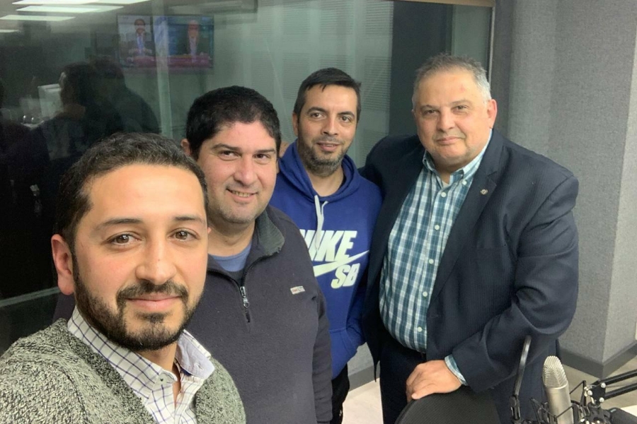 Foto gentileza de Albornoz. (De izquierda a derecha): Christian Carrizo (co-conductor), Juan Manuel Albornoz (conductor), Pablo Apas (operador) y Carlos Diez, locutor y profesor en la UNSTA en la carrera de Locución y conductor de Radio Nacional, invitado en unas de las emisiones del programa. 