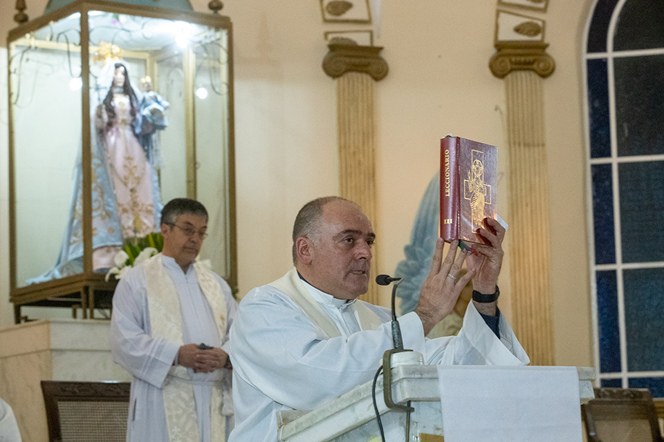 El Padre Jorge Micheloud con el Evangelio, de fondo el Padre Hugo, quien culminó ayer su misión en Monteros. 