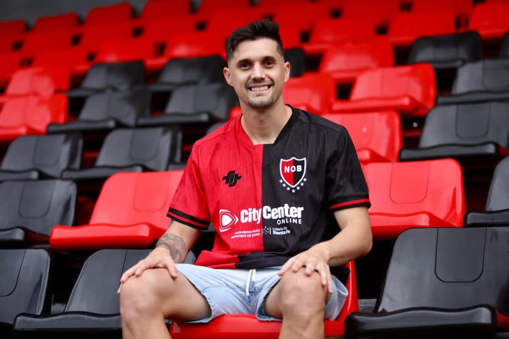 El Zurdo posando con la camiseta 