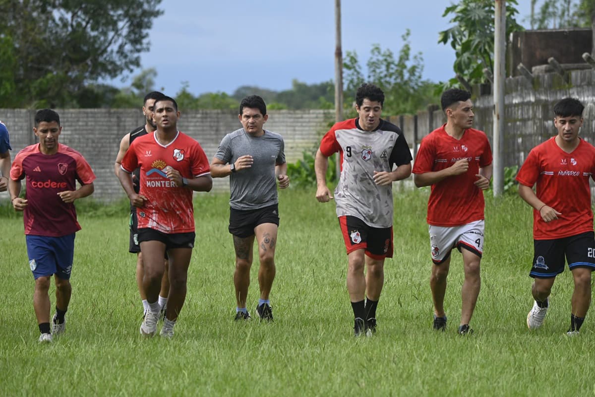 El Pulga Rodriguez, rodeado de los historicos del club, Carlos Aldonate y el 