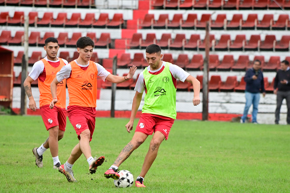 Lucas Naranjo domina la pelota durante un entrenamiento de Ñuñorco. El flamante refuerzo es uno de los puntos altos del equipo. Foto Gentileza Prensa Ñuñorco.
